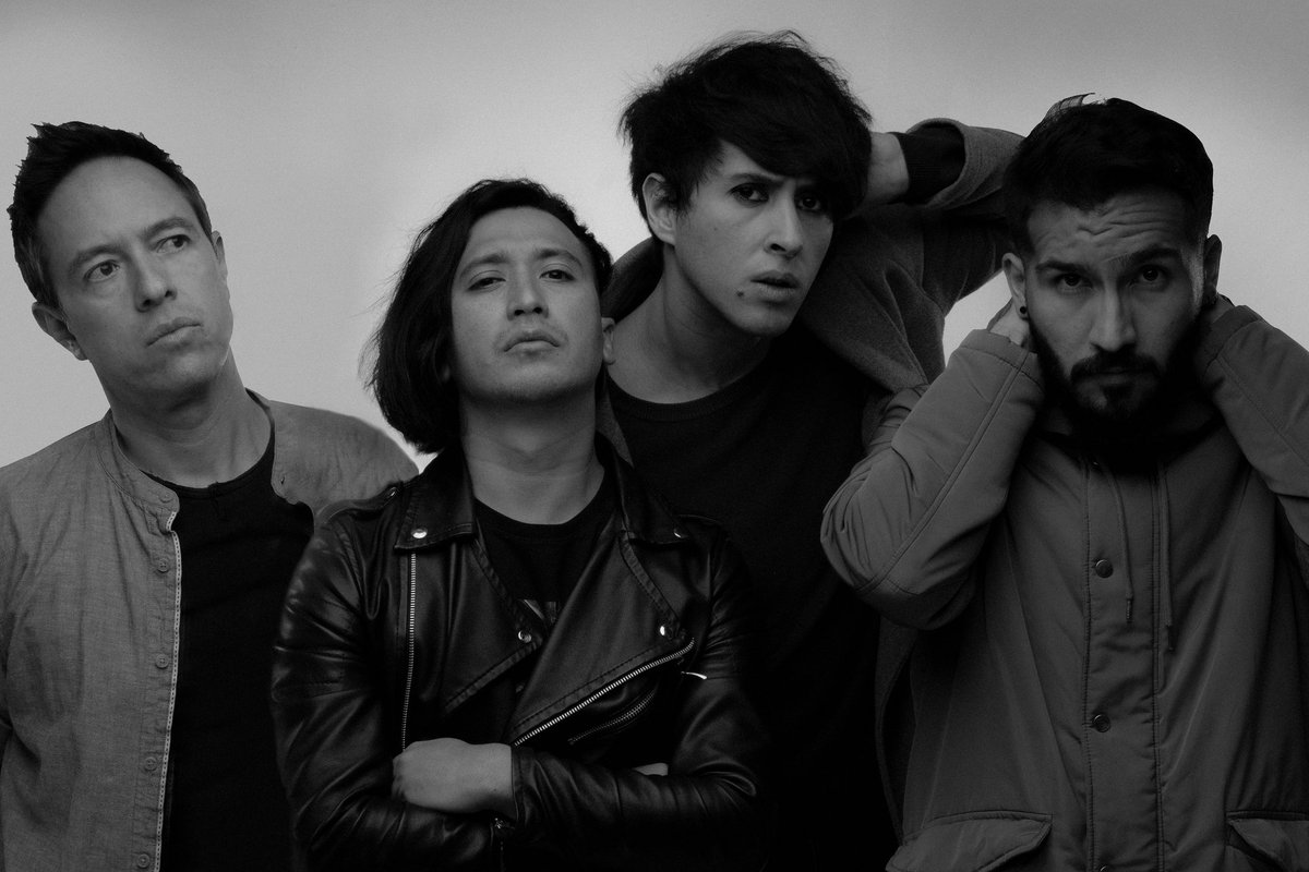 Mirando en el baúl de los recuerdos encontramos una foto de nuestra primera sesión #TBT

¡Encuentra toda nuestra música en Spotify! 🎧
lnk.to/pmswansong 

#PetiteMonster #RockBogotano #IndieRock #Shoegaze #RockColombiano #RockColombia #Bogota #PetitMonster #blackandwhite