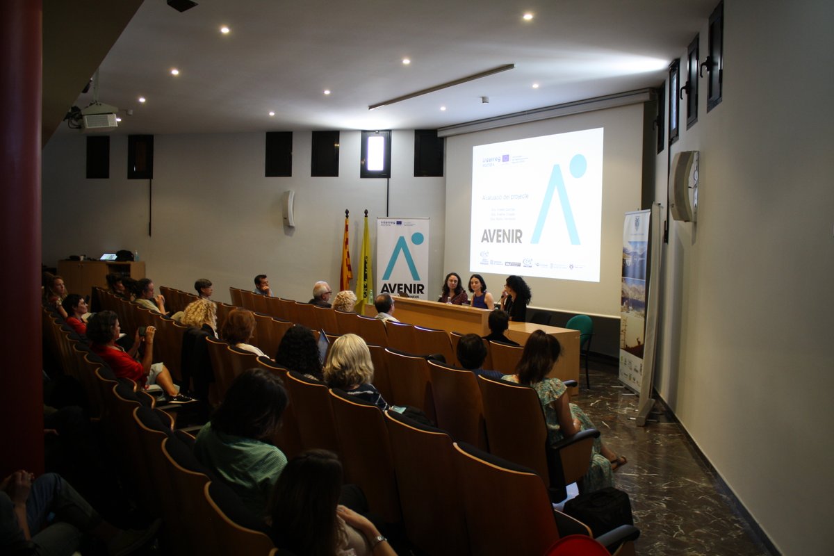 Poctefa_AVENIR's tweet photo. A l'avaluació final del projecte, a càrrec de @GRITS_UB, es destaca l'evolució dels joves:
- Del conflicte entre el que eren i del que pensaven que s'esperava d'ells fins arribar a l'autonomia.
- La valentia per afrontar el procés de migració i d'integració al centre i al poble. https://t.co/ja8v9WCEYg