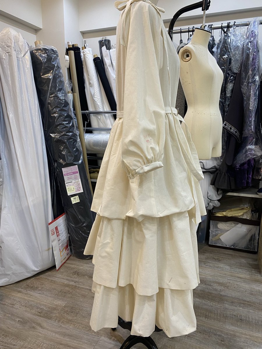 これが、こうなって、こうです!
洋服作りは大変ですが、デザイン画から、トワルで微修正、素材でまた形を変えていく。とても面白いと思います☺️ 