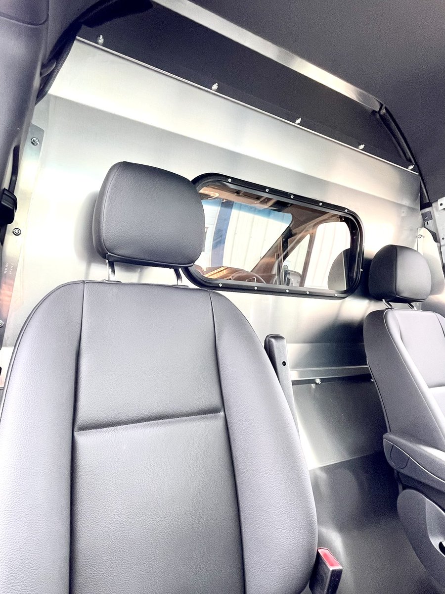 MobileColdSol's tweet image. 2022 @MBvansUSA Sprinter upfit with @RangerDesignInc components &amp;amp; sliding door window. Contoured aluminum safety partition with window, shelving units with adjustable dividers, locker storage unit, locking shelving doors, partskeeper cases, bottle rack, and hook.