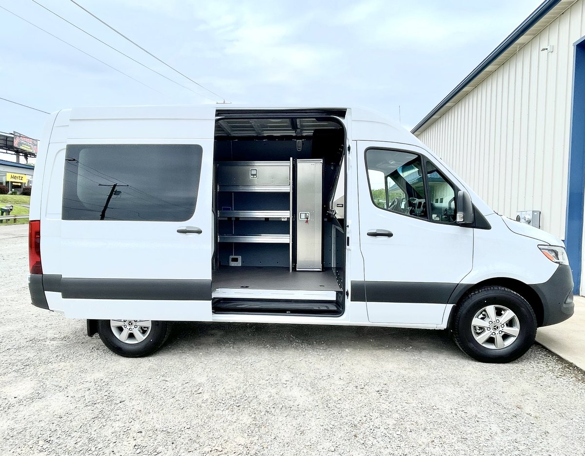 MobileColdSol's tweet image. 2022 @MBvansUSA Sprinter upfit with @RangerDesignInc components &amp;amp; sliding door window. Contoured aluminum safety partition with window, shelving units with adjustable dividers, locker storage unit, locking shelving doors, partskeeper cases, bottle rack, and hook.