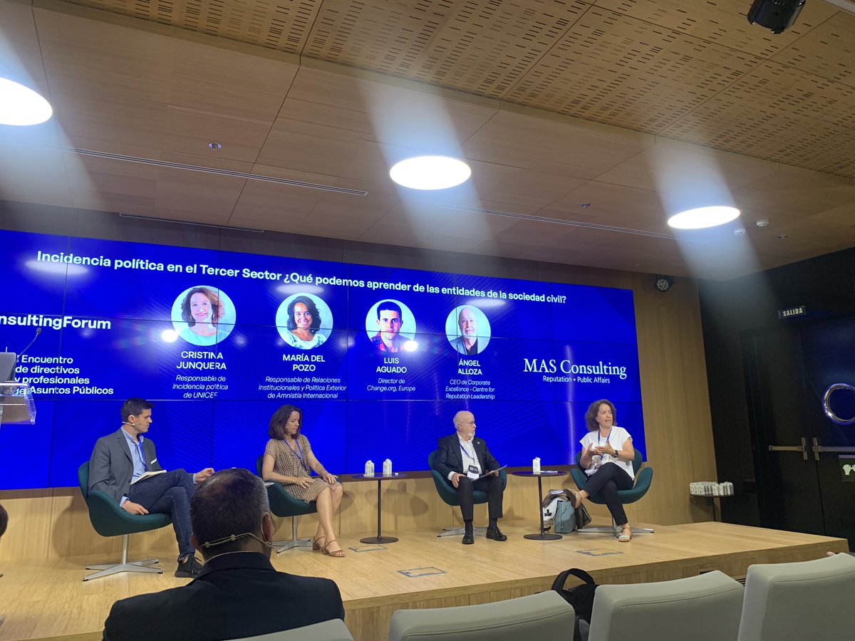 TereRuizSillero's tweet photo. Interesante jornada sobre Asuntos Públicos organizada por @MASConsulting y a la que asisto junto a la senadora @salomepradas . Escuchando.
#MASConsultingForum https://t.co/yo2CL2iWUd