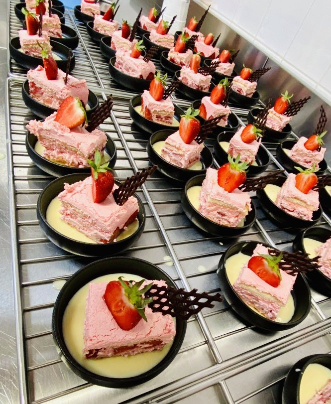 Mariecurie59230's tweet photo. Aujourd’hui fraisier maison avec les fraises de #Lecelles !! Manger local c’est fondamental ! #Nord #Departement59 https://t.co/frlZLTdBCn