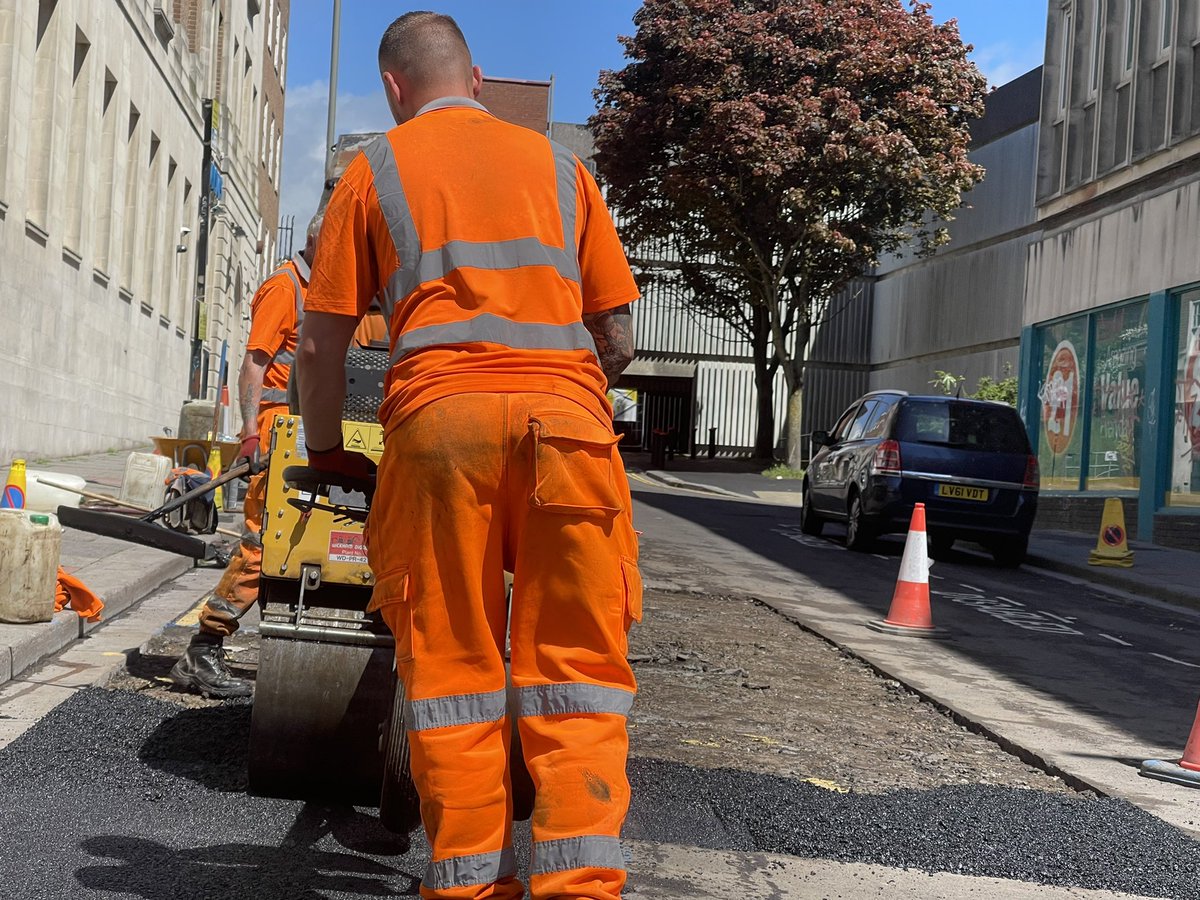 2InchBuilder's tweet photo. Fit as fuck Road Worker #hiviz #hivis #HotMenAtWork https://t.co/rJNF9JhMgf
