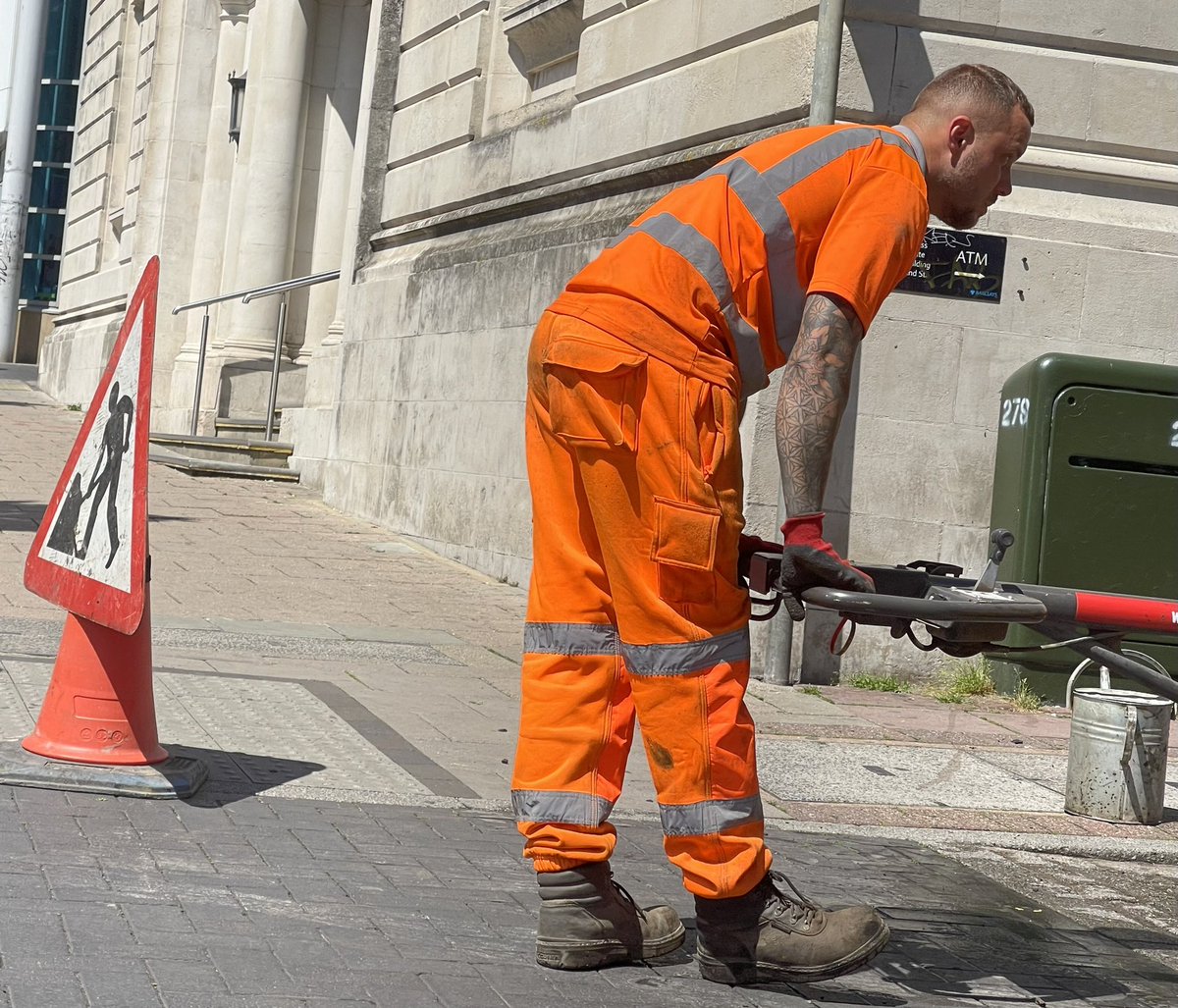 2InchBuilder's tweet photo. Fit as fuck Road Worker #hiviz #hivis #HotMenAtWork https://t.co/rJNF9JhMgf