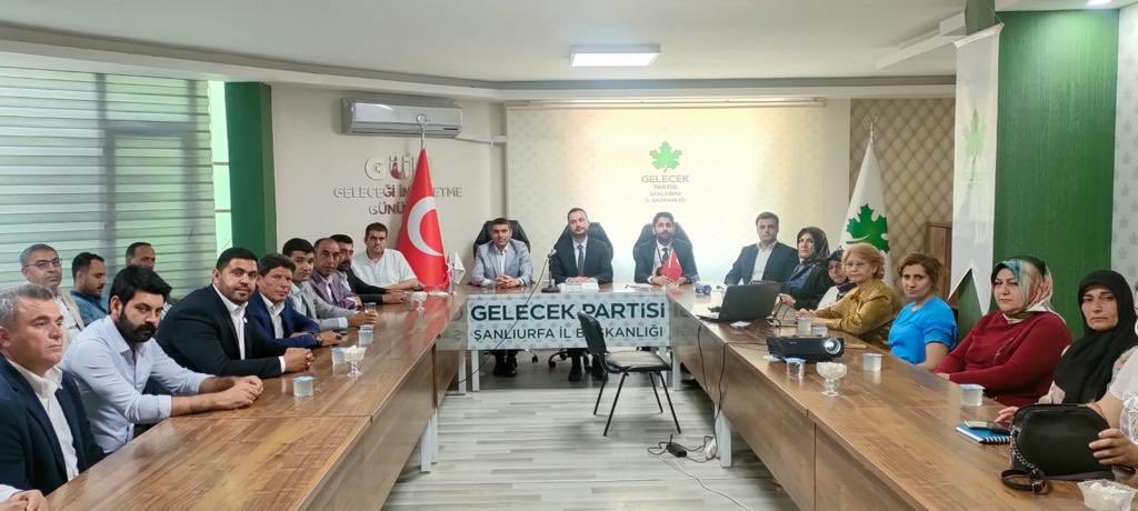 AyhanSeferUSTUN's tweet photo. Gelecek Partisi Seçim ve Hukuk İşleri Başkan Yardımcımız Av İsmail Doğuhan Bulut Şanlıurfa Teşkilatımızla seçime hazırlık toplantısı gerçekleştirdi…
Gelecek Partisi olarak
bu gün seçim olacakmış gibi seçime hazırlanmaktayız… https://t.co/WEcSqUwJpg