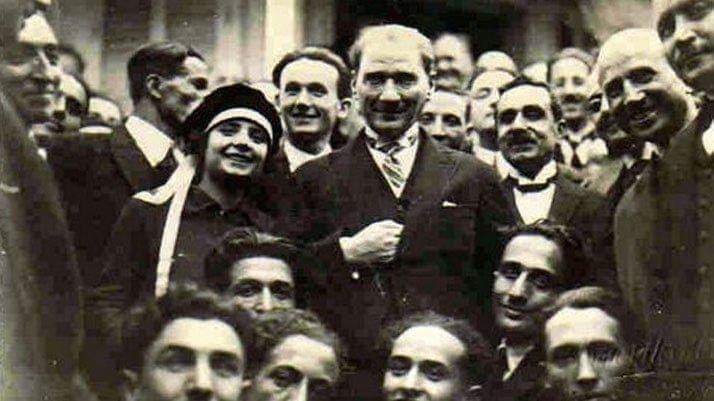 Mlk5454's tweet photo. "Biz her şeyi gençliğe bırakacağız.. 
Geleceğin ümidi ,ışıklı çiçekleri onlardır. 
Bütün ümidim gençliktedir." 

Mustafa Kemal ATATÜRK 

#19MayısAtatürküAnmaGenclikveSporBayramı https://t.co/SoTdPFGVo2
