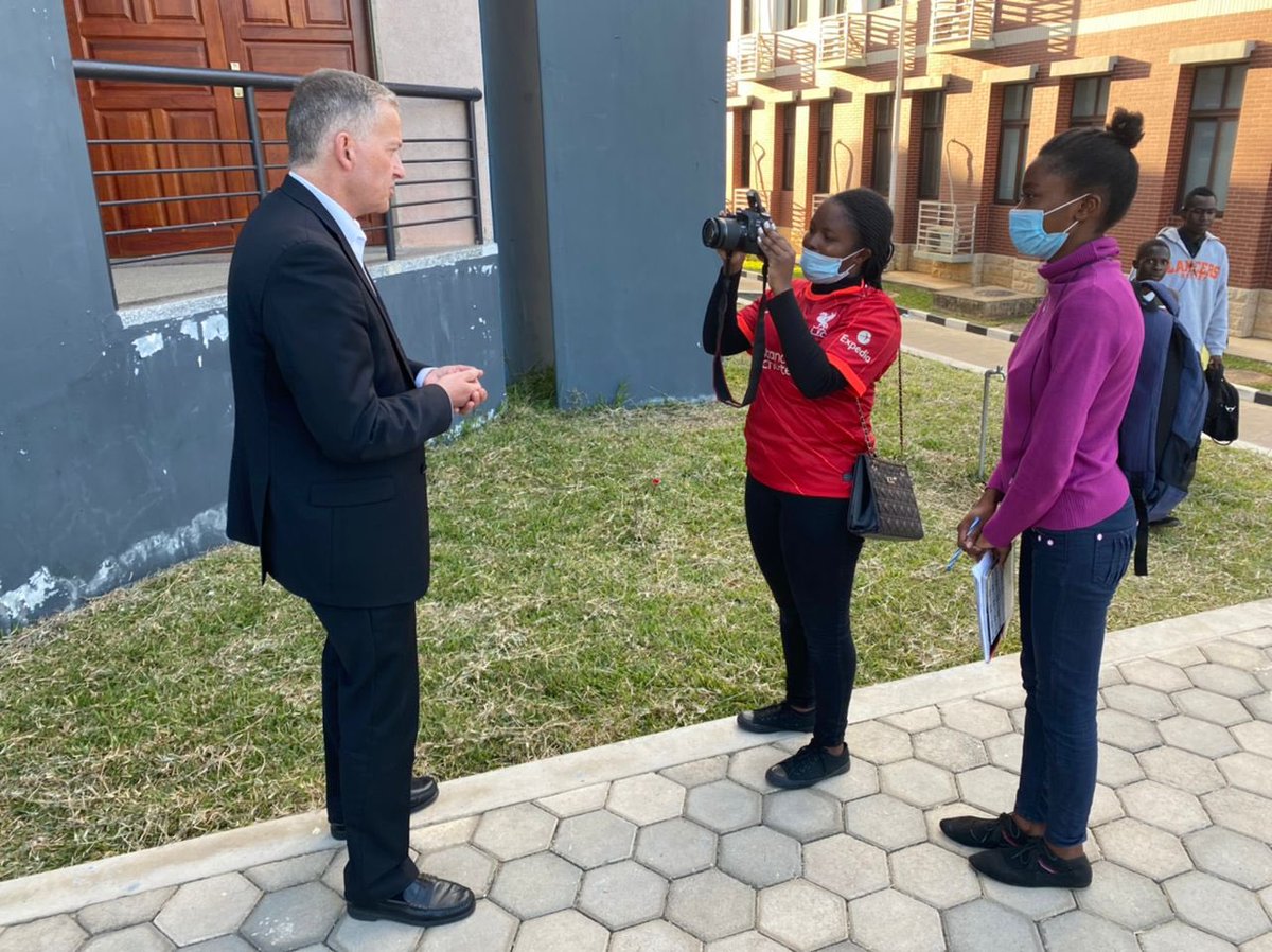 AndersAhnlid's tweet photo. Why do least developed countries like #Zambia not gain more from the global trading system? Good question posed by brilliant students at @UNZA_ZM’s trade policy &amp; development course. Great to meet the students! Proud that @Kommerskoll has developed the course with the university! https://t.co/F0NGyjkxst