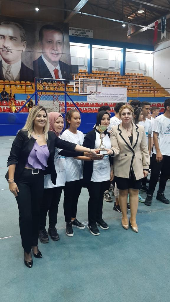 İlimizde yapılan "Gençlik Kupası" spor etkinliklerinde okulumuz Dart erkek ve kız takımları birincilik ,Voleybol erkek takımımız ikincilik, Atletizm erkek takımımız üçüncülük başarısını elde etmiştir. <a href="/hataymem/">Hatay İl Millî Eğitim Müdürlüğü</a>   @defne_egitim  <a href="/mesutcerko/">Mesut Çerko🇹🇷</a>  <a href="/kemalgulistan66/">KEMAL GÜLİSTAN</a>
