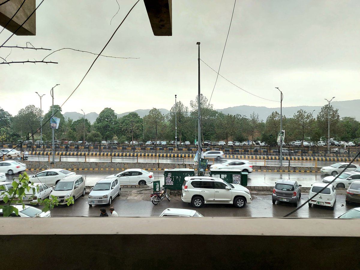 Link2Sheraz's tweet photo. Margallah hills view on a rainy evening in #Islamabad, Pakistan.
#rain #MargallaHills https://t.co/CthEE2Ls4N