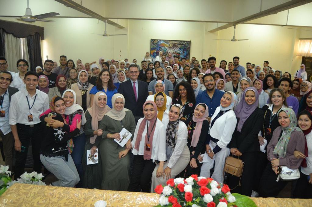 EmbEspEgipto's tweet photo. عمل رائع من جانب طلبة و أساتذة قسم اللغة الإسبانية 🇪🇸 بجامعة #حلوان. نتمنى لكم مزيد من التقدم و النجاح في دراساتكم المتعلقة باللغة و الثقافة الإسبانية!
Excelente trabajo de estudiantes y profesores del Departamento de 🇪🇸 de la Univ. #Helwan. ¡Os deseamos muchos éxitos! https://t.co/2zc6XBKtzd