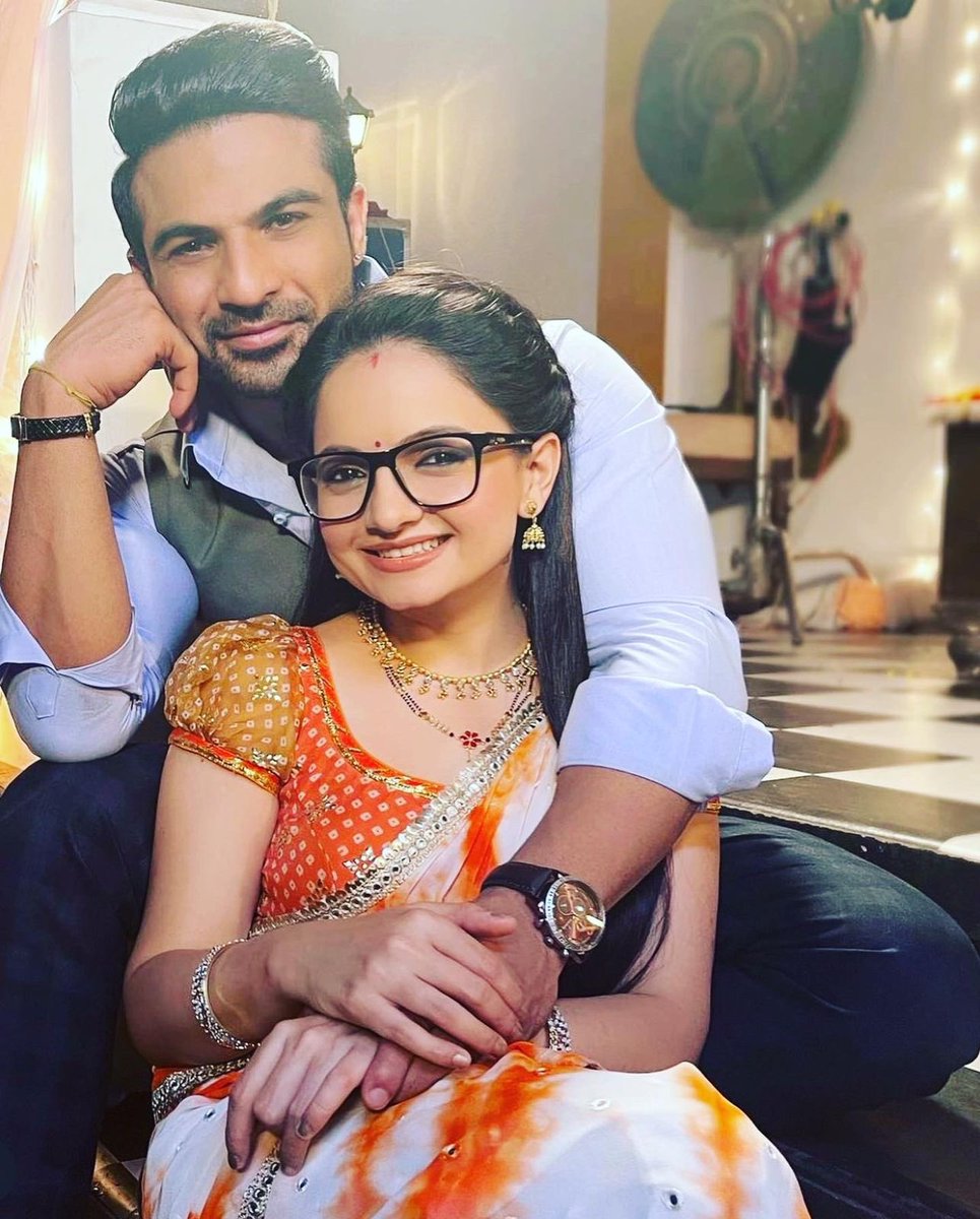 ETimesTV's tweet photo. The most popular jodi of Saksham and Gopika strike a pose on the sets of #TeraMeraSaathRahe
Ain't this picture of #khiljinazim and #GiaManek looking absolutely adorable?
#MohammadNazim #GiaManek #GoSham #AhemGopi #SakshamGopika #etimestv https://t.co/LCao3ktLbW