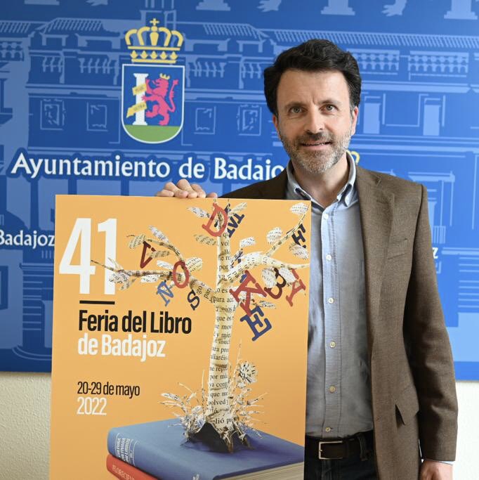 jlgilsoto's tweet photo. Mañana tendré el inmenso honor de pregonar la 41 edición de la Feria del Libro de Badajoz. Será a partir de las 20:00 en el Paseo de San Francisco. Hablaré de “La vida privada de los libros” https://t.co/8JnVKl0NLW