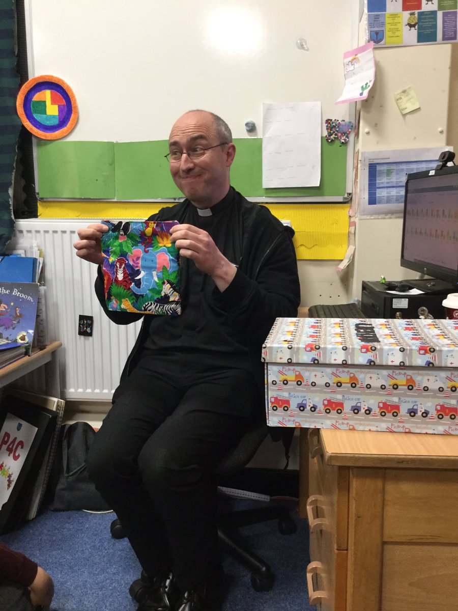 EllisonPrimary's tweet image. Today in Year 2, we had a very special visitor. Father Chris came to share his favourite stories from the Bible, as our learning this half term in RE is all about sacred stories. The children were very engrossed and listened so carefully. #ellisonre #ellisoncommunity
