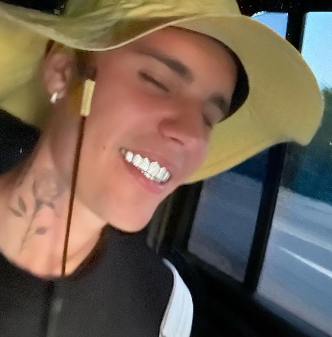 jafeplace's tweet photo. justin's smile, our favorite https://t.co/sJd3yLzvUK
