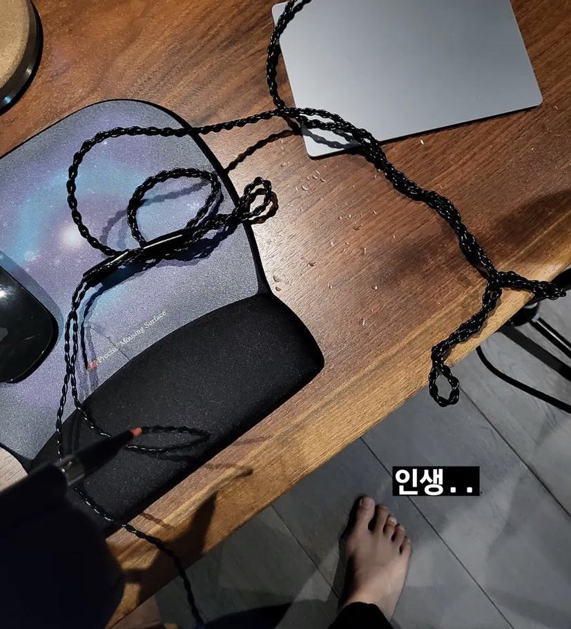 1ovetk's tweet photo. foot pics for free ??? https://t.co/d6Dqhn93C6