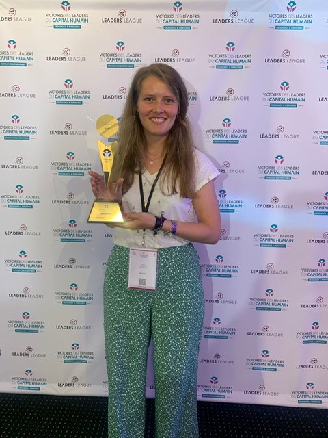 ForvisMazarsRh's tweet image. 🥇 @MazarsRecrute récompensé pour sa politique #QVT #IDF @VictoiresLCH 🎉 
Un trophée d&apos;Or qui met en lumière 4 projets : 
📩 Programme « digital détox » avec @mailoop_app 
🙋 L&apos;intégration de la #GenZ 
💻 Charte #Télétravail 
♻️ Collectif FEDerate 
@Decideurs_RH @Leaders_league