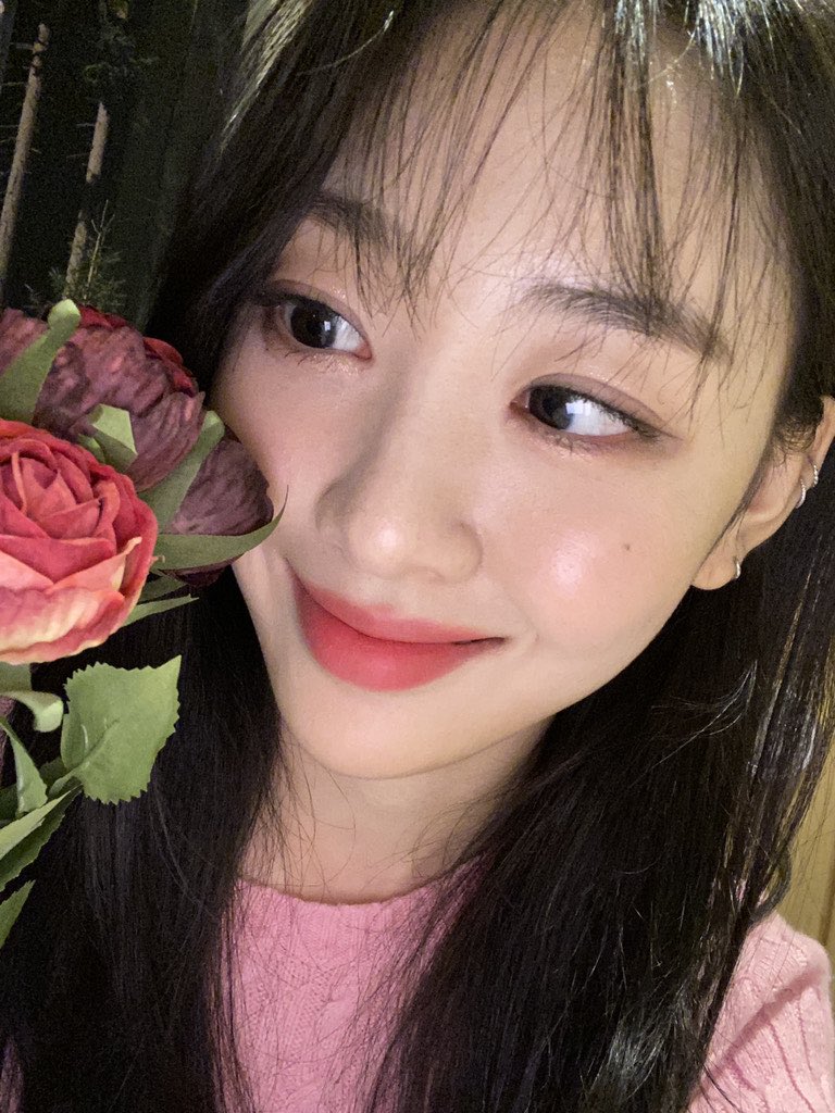 LoonaThe_Yves's tweet photo. LOONA RISING!~
#LOONA_INCOMING
@loonatheworld https://t.co/hU73rLbeqy