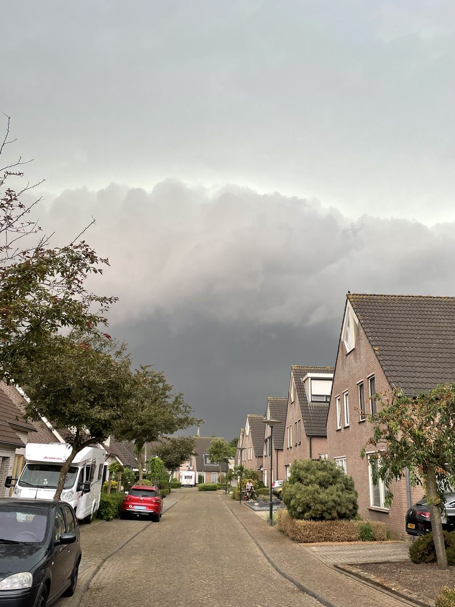 Gestrikt's tweet photo. En daar kwam de langverwachte regen aan!  #onweer https://t.co/fatGjXKZce