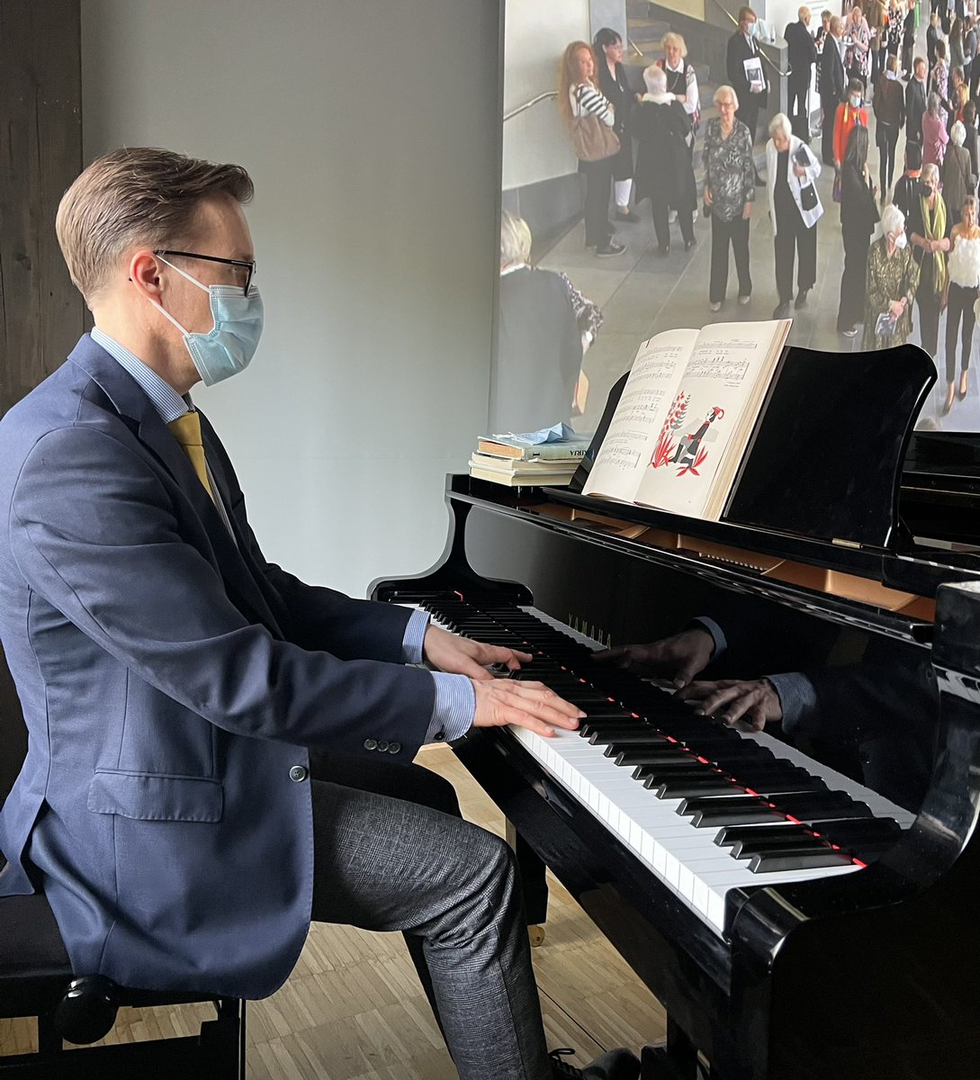 foibekartano's tweet photo. Eilisessä #HomeOpera #KokoKarita ensi-illassa oli upeaa juhlatunnelmaa musiikkeineen ja somisteineen! Tapahtumassa kuultiin myös tuttua pianisti #TomiVekki’ä, jolla onkin vuosien kokemus työskentelystä itse @MattilaKarita’n kanssa🤩
@Foibekartano @HAAGAHELIAamk @oopperabaletti https://t.co/gQI0f0q92y