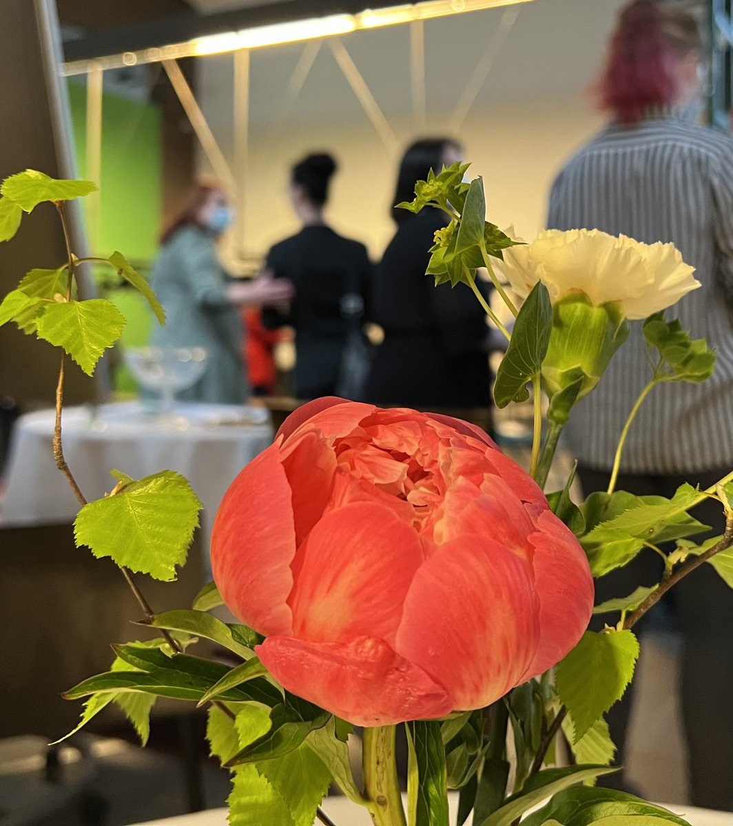 foibekartano's tweet photo. Eilisessä #HomeOpera #KokoKarita ensi-illassa oli upeaa juhlatunnelmaa musiikkeineen ja somisteineen! Tapahtumassa kuultiin myös tuttua pianisti #TomiVekki’ä, jolla onkin vuosien kokemus työskentelystä itse @MattilaKarita’n kanssa🤩
@Foibekartano @HAAGAHELIAamk @oopperabaletti https://t.co/gQI0f0q92y
