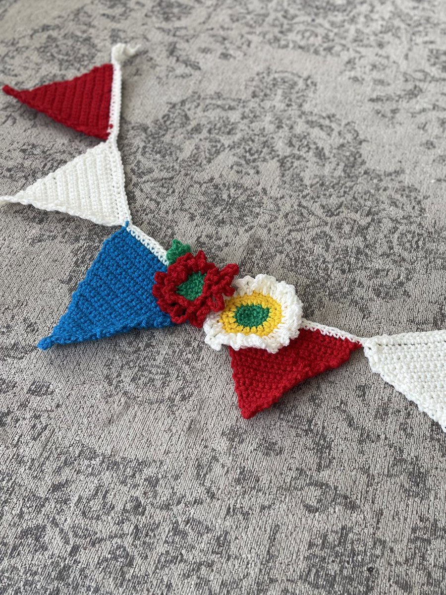DebraCreates's tweet photo. #PlatinumJubilee #bunting #makeitdontbuyit #redwhiteblue  #royal https://t.co/Br64upTlK6