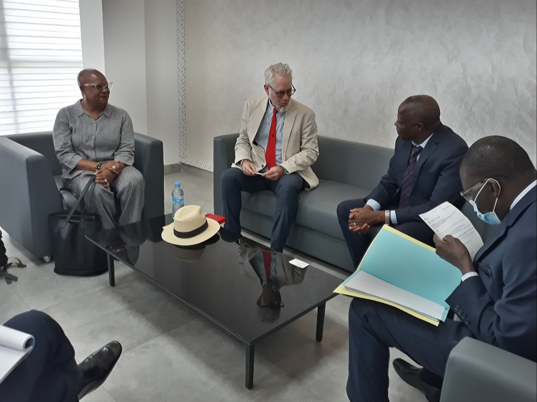 G5_Sahel_SE's tweet photo. Nouakchott, 19 mai 2022- Le SE du #G5Sahel, l'Ambass. @EricTiare1, a reçu une délégation de l’USAID conduite par le Dir. adjt. du Bureau régional #USAID Zeric SMITH. Renforcement de la coopération avec le #G5Sahel au menu des échanges. 
#Gouvernance, #Résilience, #Développement https://t.co/IMrRaZkyGd