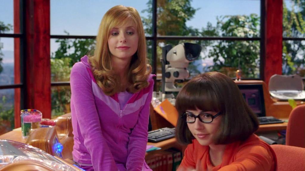 sapphicslike's tweet photo. daphne and velma being the lesbian flag https://t.co/XZtjEB6lT3