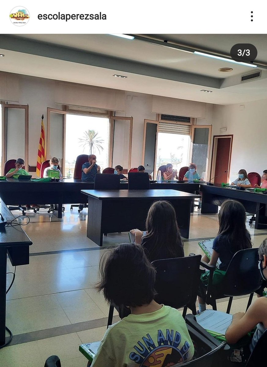 Alumnes de l'escola Pérez Sala de <a href="/VilassardeMar/">Vilassar de Mar</a> han entregat avui a l'alcalde <a href="/ClotDel/">Damià del Clot Trias</a> una carta en què li demanen canvis en les àrees de joc infantils per a que siguin accessibles i inclusives🙌🙌
#laRevolucióDelsParcs💜
Bravo les escoles del poble✨✨✨