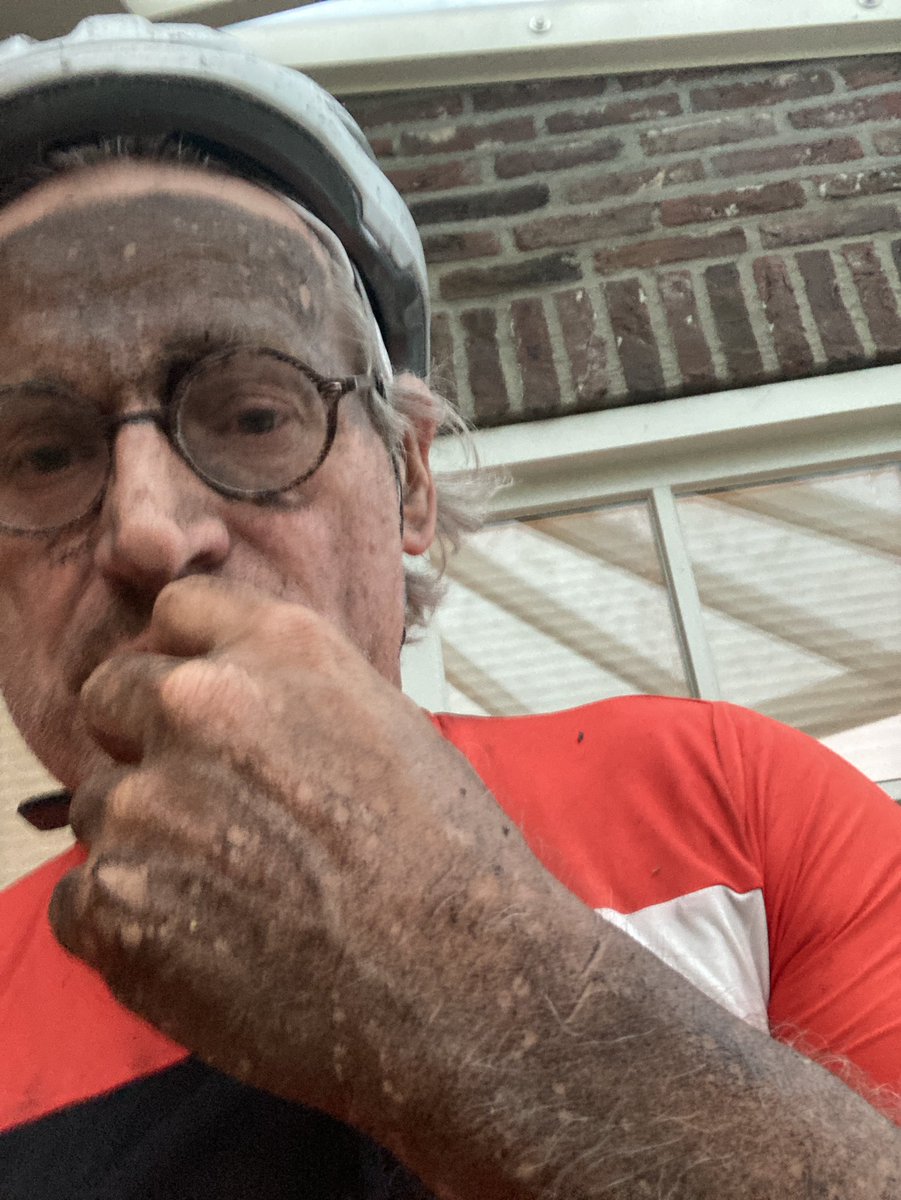 henkbaltussen's tweet photo. Zo zie je eruit na fietsen in een zandstorm. #mistvanzand #noodweer #oploo manoeuvreren tussen rondvliegende takken #overleefd https://t.co/i6xGwAKkrQ