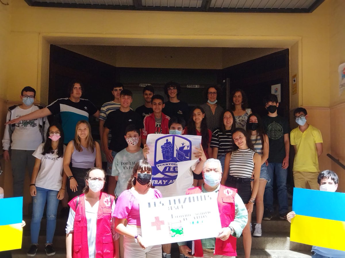 LCLFrayAndres's tweet photo. Los alumnos del grupo 3.º ESO B del @ies_frayandres y nuestra compañera Nico Almodóvar han hecho entrega hoy a Cruz Roja de los 300€ recaudados para Ucrania con su mercadillo solidario de libros. #reCONOCIÉNDOnos #frayandresescultura https://t.co/VKoPWG5GtF