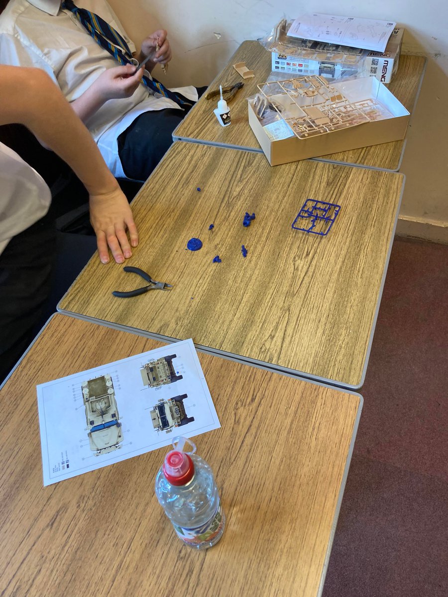 ClubMintlaw's tweet photo. S3 electives this afternoon. More focus on painting today 🖌️ #healthandwellbeing https://t.co/sh56RnCEhd