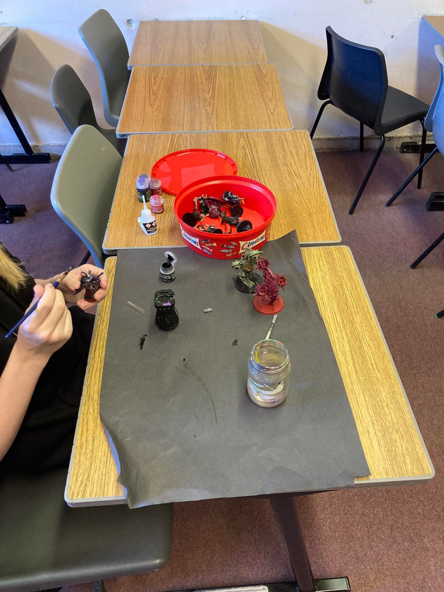 ClubMintlaw's tweet photo. S3 electives this afternoon. More focus on painting today 🖌️ #healthandwellbeing https://t.co/sh56RnCEhd