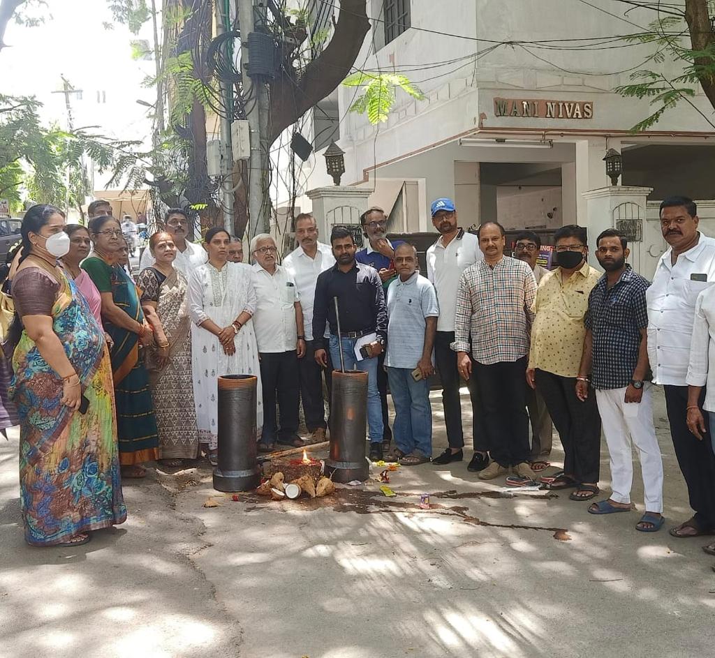 pvijayareddy1's tweet photo. Inauguration of New sewerage pipe line  in Padmavathicolony, #khairtabad along with # #HMWSSBofficials, colony members and TRS Party Cadre.
@KTRTRS 
@RaoKavitha 
@trspartyonline https://t.co/iYsjLZb2an