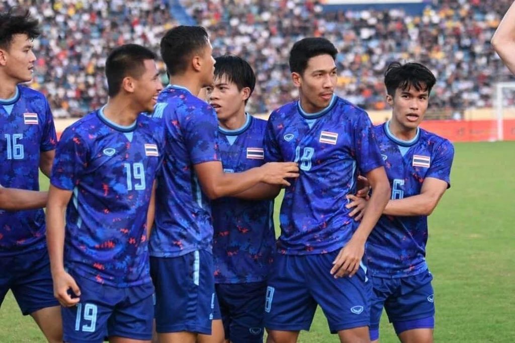 ⚽️ ร่วมส่งกำลังใจให้ทีมชาติไทย 

ฟุตบอลชาย ทีมชาติไทย สามารถเอาชนะ ทีมชาติอินโดนีเซีย ไปได้ในรอบรองชนะเลิศ ในช่วงต่อเวลาพิเศษ โดย วีระเทพ ป้อมพันธุ์ เป็นผู้ทำประตูชัย และจะเข้าไปชิงชนะเลิศลุ้นแชมป์สมัยที่ 17 พบกับผู้ชนะระหว่างทีมชาติเวียดนาม - มาเลเซีย ในวันที่ 22 พ.ค.นี้ #คอบอล