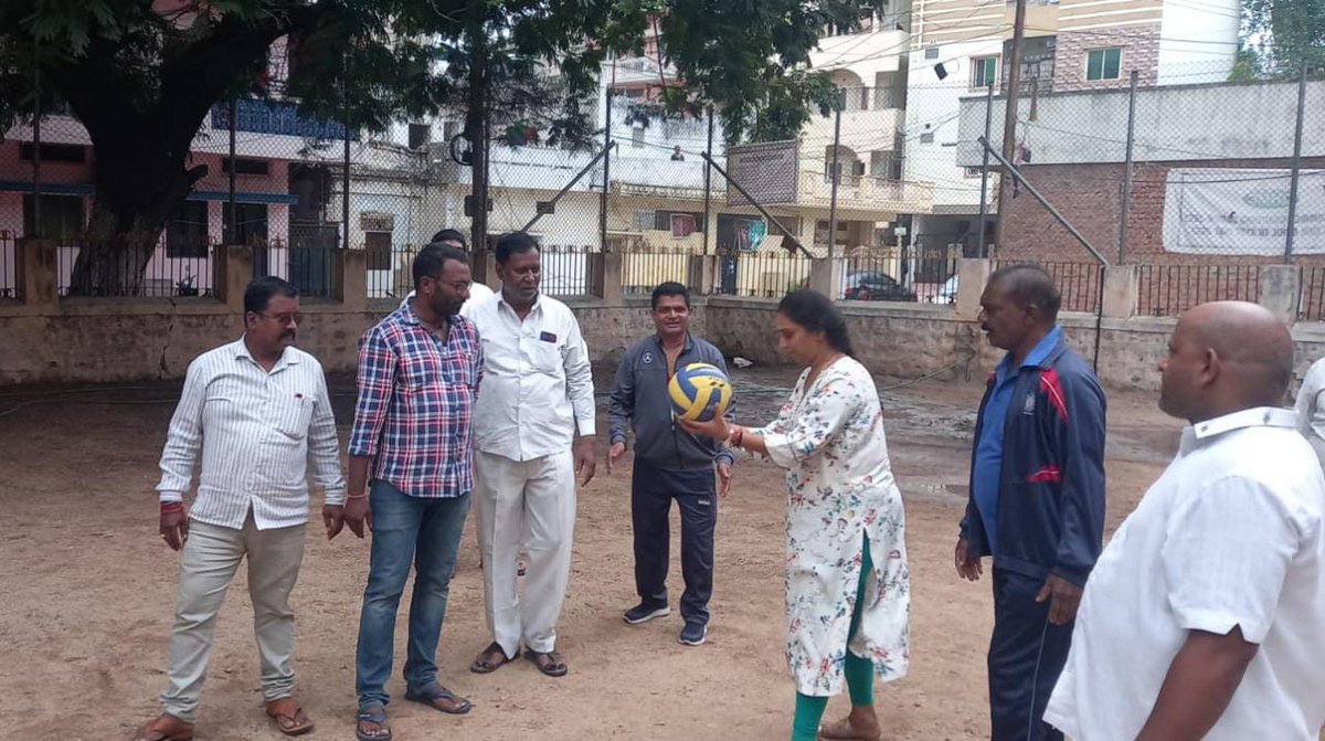 pvijayareddy1's tweet photo. Inauguration of #ghmc summer coaching camp at  Old CIB quarters# Khairtabad  Handed over sports material for summer camp, to  #Brightwelfareassociation committe , colony members.
#khairtabaddivision.
@KTRTRS 
@RaoKavitha 
@trspartyonline 
@TelanganaCMO https://t.co/OaiiGzFwAn