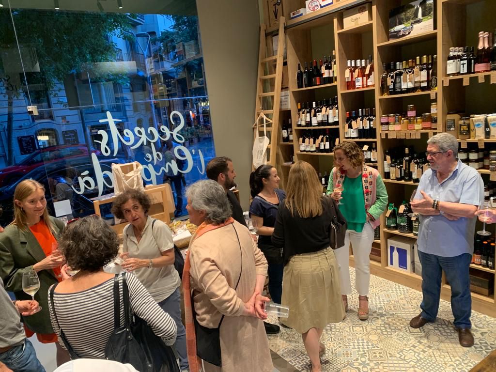 CorEixample's tweet photo. 🤩Primer Afterwork post pandèmia de socis de Coreixample!
💚Una bona estona per conèixer-nos millor, nosaltres i els nostres negocis. El primer de molts!
💯Moltes gràcies als qui vau venir i, a la resta, us esperem al pròxim!
#coreixample #sociscoreixample #emporda #barcelona https://t.co/GI5XMx5k4R