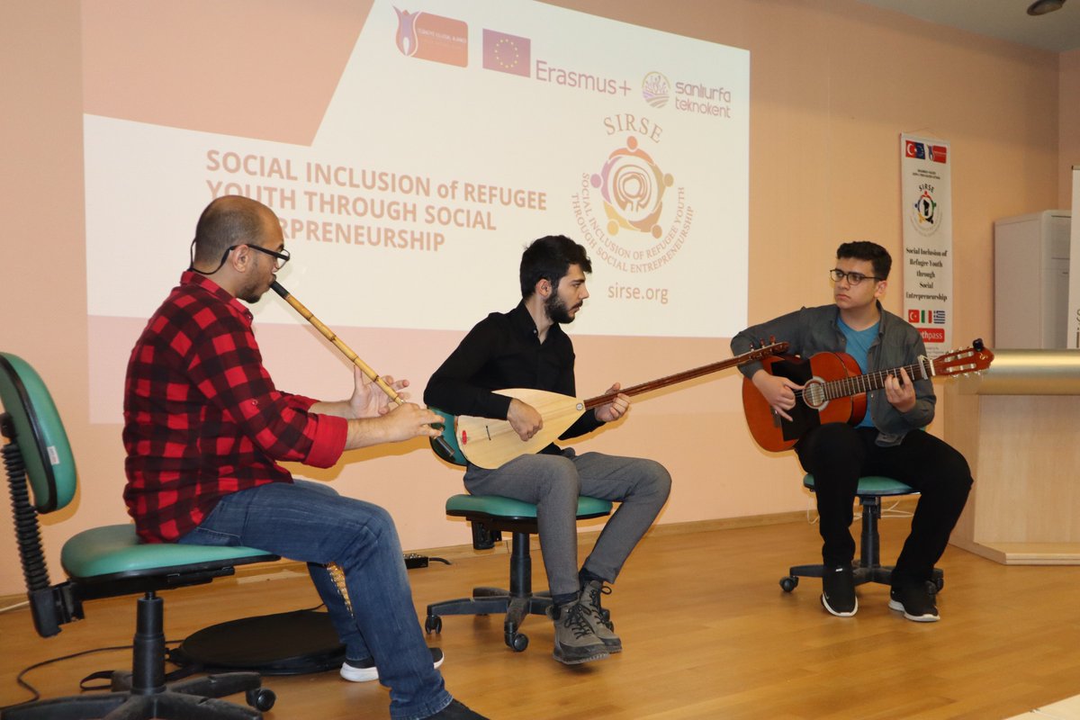 SIRSEProject's tweet photo. Katılımcılar, faaliyetin başında ve verilen aralarda göçmen gençlerin kurmuş olduğu "Zeytuna" isimli müzik grubundan ezgiler dinleme imkanı buldular. https://t.co/sQ6cz6dnC2