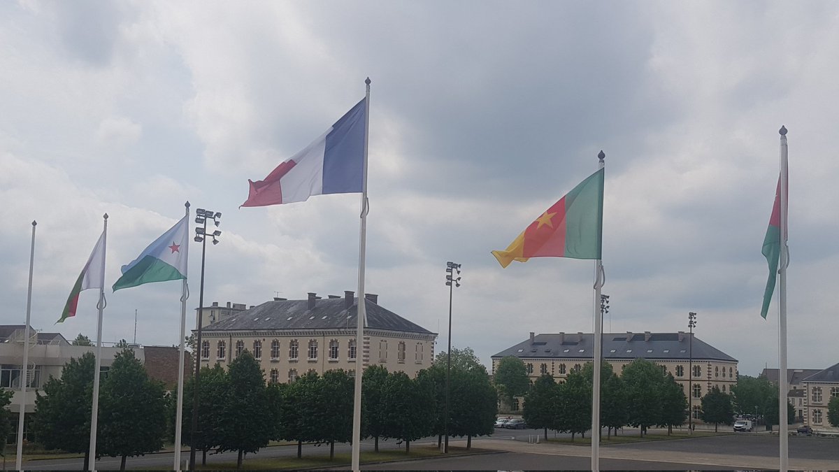c1_eogn's tweet photo. Levé des couleurs 🇨🇵 ce matin à l'#EOGN. Nos #officiers de pays amis sont mis à l'honneur : Cameroun 🇨🇲 Djibouti 🇩🇯
Jordanie 🇯🇴 Madagascar 🇲🇬
2 classes de collégiens du @Departement77 étaient présentes: pédagogie, partage, transmission, exemple. Merci à eux et leurs professeurs. https://t.co/LSzXX5R4BN