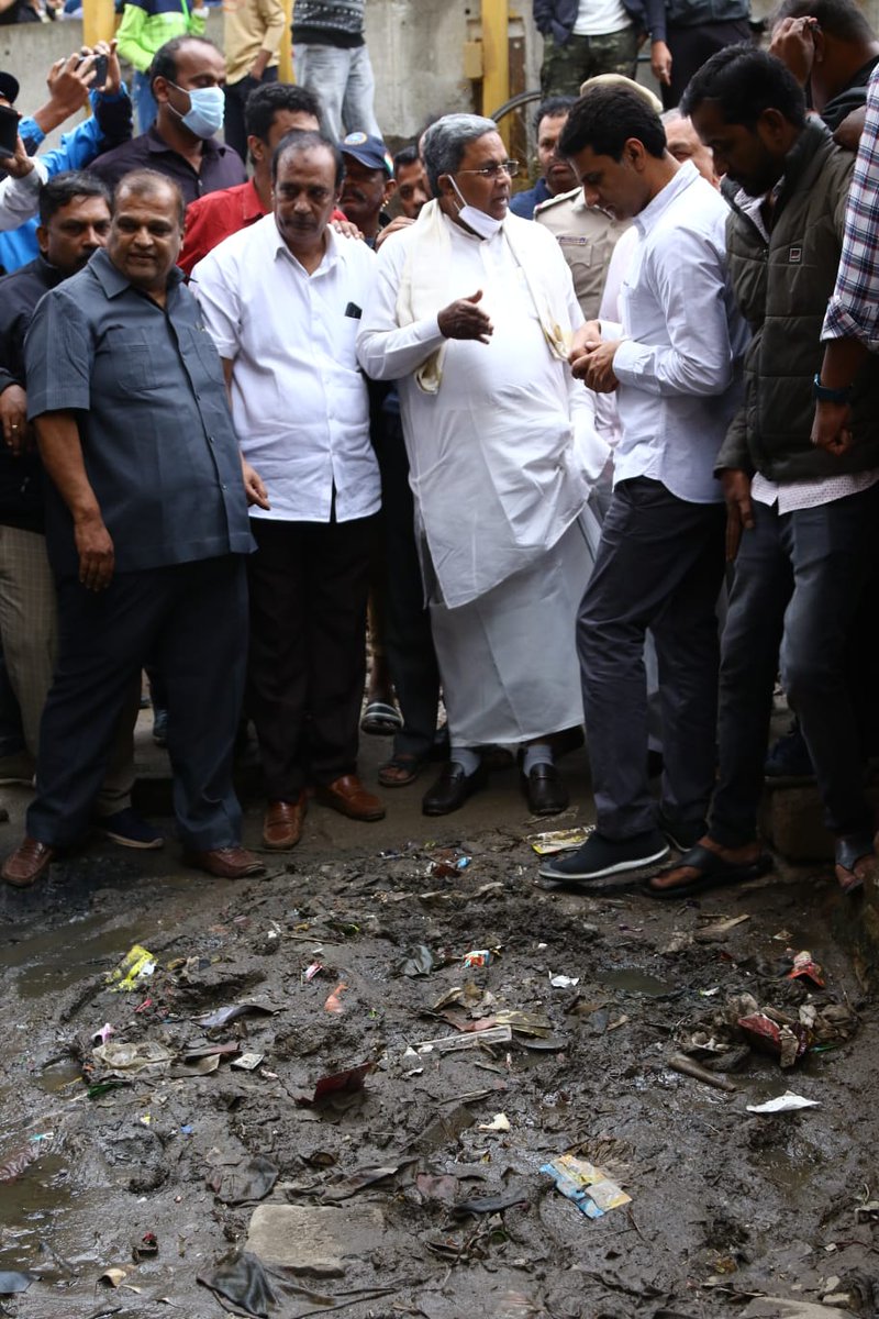 siddaramaiah's tweet photo. ಶಿವಾಜಿನಗರ ವಿಧಾನಸಭೆ ಕ್ಷೇತ್ರದ ವಿವಿಧ ಬಡಾವಣೆಗಳಲ್ಲಿ ಸಂಚರಿಸಿ ಮಳೆಯಿಂದ ಉಂಟಾಗಿರುವ ಹಾನಿ ವೀಕ್ಷಿಸಿದೆ. ಇದೇ ಸಂದರ್ಭದಲ್ಲಿ ಸ್ಥಳೀಯರ ಸಮಸ್ಯೆಗಳನ್ನು ಆಲಿಸಿ, ಆದ್ಯತೆ ಮೇರೆಗೆ ಅವುಗಳನ್ನು ಪರಿಹರಿಸುವಂತೆ ಸಂಬಂಧಿತ ಅಧಿಕಾರಿಗಳಿಗೆ ಸೂಚಿಸಿದೆ.
ಕೆಪಿಸಿಸಿ ಕಾರ್ಯಾಧ್ಯಕ್ಷರಾದ @RLR_BTM, ಕ್ಷೇತ್ರದ ಶಾಸಕರಾದ @ArshadRizwan ಹಾಜರಿದ್ದರು. https://t.co/FEDDGC7s2H