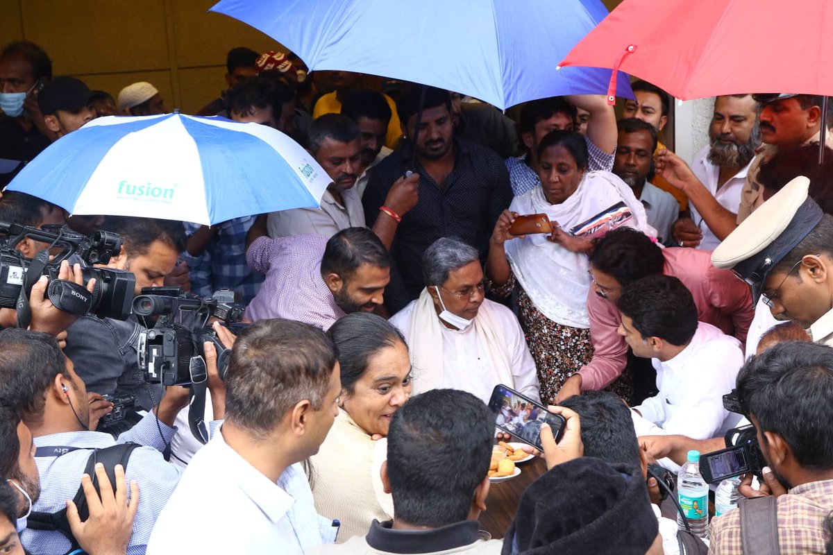siddaramaiah's tweet photo. ಶಿವಾಜಿನಗರ ವಿಧಾನಸಭೆ ಕ್ಷೇತ್ರದ ವಿವಿಧ ಬಡಾವಣೆಗಳಲ್ಲಿ ಸಂಚರಿಸಿ ಮಳೆಯಿಂದ ಉಂಟಾಗಿರುವ ಹಾನಿ ವೀಕ್ಷಿಸಿದೆ. ಇದೇ ಸಂದರ್ಭದಲ್ಲಿ ಸ್ಥಳೀಯರ ಸಮಸ್ಯೆಗಳನ್ನು ಆಲಿಸಿ, ಆದ್ಯತೆ ಮೇರೆಗೆ ಅವುಗಳನ್ನು ಪರಿಹರಿಸುವಂತೆ ಸಂಬಂಧಿತ ಅಧಿಕಾರಿಗಳಿಗೆ ಸೂಚಿಸಿದೆ.
ಕೆಪಿಸಿಸಿ ಕಾರ್ಯಾಧ್ಯಕ್ಷರಾದ @RLR_BTM, ಕ್ಷೇತ್ರದ ಶಾಸಕರಾದ @ArshadRizwan ಹಾಜರಿದ್ದರು. https://t.co/FEDDGC7s2H