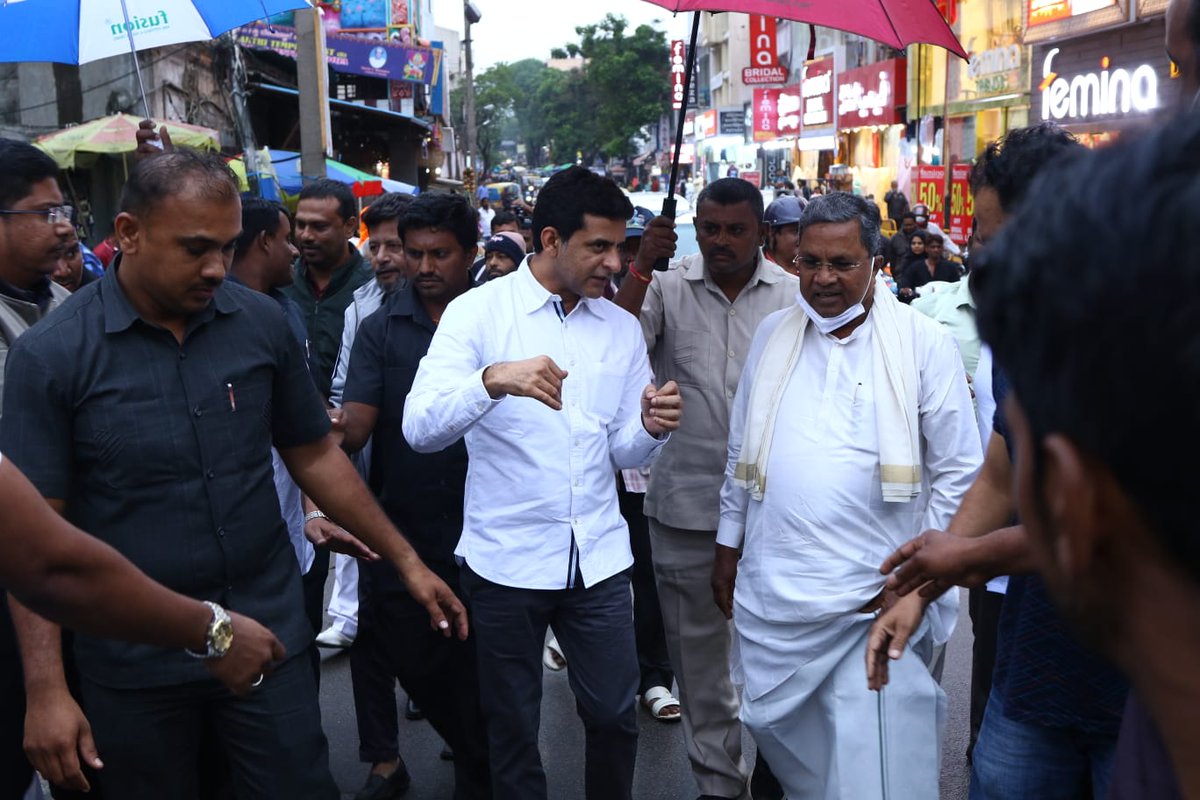 siddaramaiah's tweet photo. ಶಿವಾಜಿನಗರ ವಿಧಾನಸಭೆ ಕ್ಷೇತ್ರದ ವಿವಿಧ ಬಡಾವಣೆಗಳಲ್ಲಿ ಸಂಚರಿಸಿ ಮಳೆಯಿಂದ ಉಂಟಾಗಿರುವ ಹಾನಿ ವೀಕ್ಷಿಸಿದೆ. ಇದೇ ಸಂದರ್ಭದಲ್ಲಿ ಸ್ಥಳೀಯರ ಸಮಸ್ಯೆಗಳನ್ನು ಆಲಿಸಿ, ಆದ್ಯತೆ ಮೇರೆಗೆ ಅವುಗಳನ್ನು ಪರಿಹರಿಸುವಂತೆ ಸಂಬಂಧಿತ ಅಧಿಕಾರಿಗಳಿಗೆ ಸೂಚಿಸಿದೆ.
ಕೆಪಿಸಿಸಿ ಕಾರ್ಯಾಧ್ಯಕ್ಷರಾದ @RLR_BTM, ಕ್ಷೇತ್ರದ ಶಾಸಕರಾದ @ArshadRizwan ಹಾಜರಿದ್ದರು. https://t.co/FEDDGC7s2H