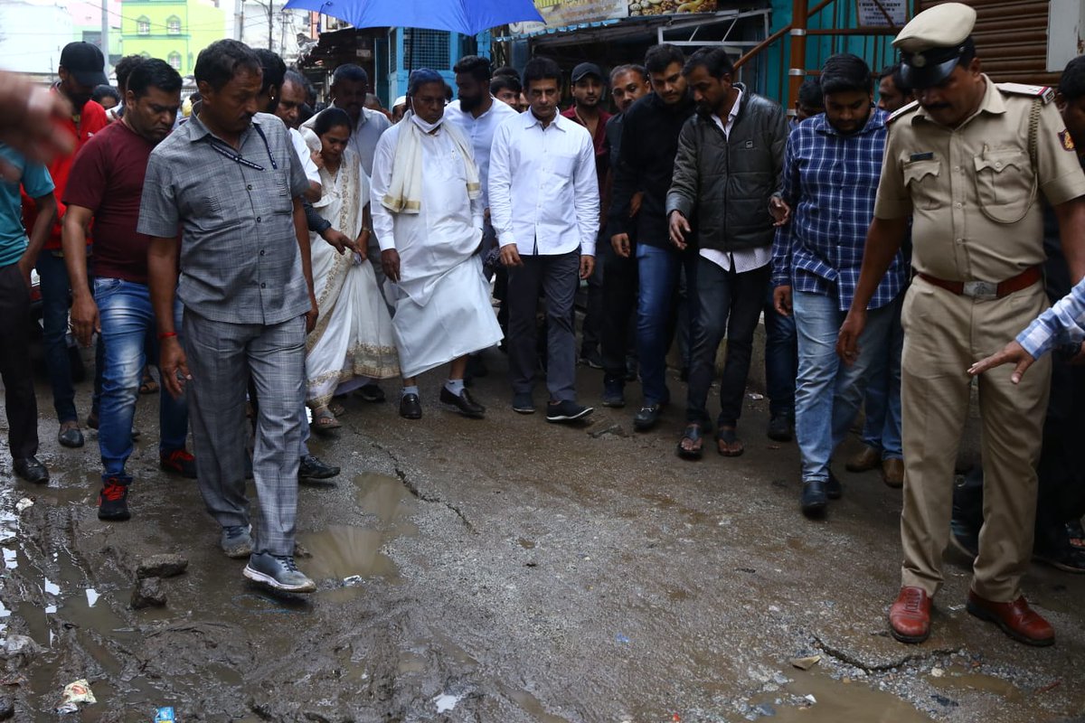 siddaramaiah's tweet photo. ಶಿವಾಜಿನಗರ ವಿಧಾನಸಭೆ ಕ್ಷೇತ್ರದ ವಿವಿಧ ಬಡಾವಣೆಗಳಲ್ಲಿ ಸಂಚರಿಸಿ ಮಳೆಯಿಂದ ಉಂಟಾಗಿರುವ ಹಾನಿ ವೀಕ್ಷಿಸಿದೆ. ಇದೇ ಸಂದರ್ಭದಲ್ಲಿ ಸ್ಥಳೀಯರ ಸಮಸ್ಯೆಗಳನ್ನು ಆಲಿಸಿ, ಆದ್ಯತೆ ಮೇರೆಗೆ ಅವುಗಳನ್ನು ಪರಿಹರಿಸುವಂತೆ ಸಂಬಂಧಿತ ಅಧಿಕಾರಿಗಳಿಗೆ ಸೂಚಿಸಿದೆ.
ಕೆಪಿಸಿಸಿ ಕಾರ್ಯಾಧ್ಯಕ್ಷರಾದ @RLR_BTM, ಕ್ಷೇತ್ರದ ಶಾಸಕರಾದ @ArshadRizwan ಹಾಜರಿದ್ದರು. https://t.co/FEDDGC7s2H
