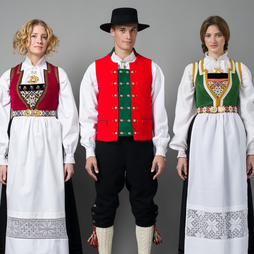 JonMathias81's tweet photo. @memeland #memelandtraits 
Some traditional Norwegian bunad's 🤓 https://t.co/oBTllzoPmk