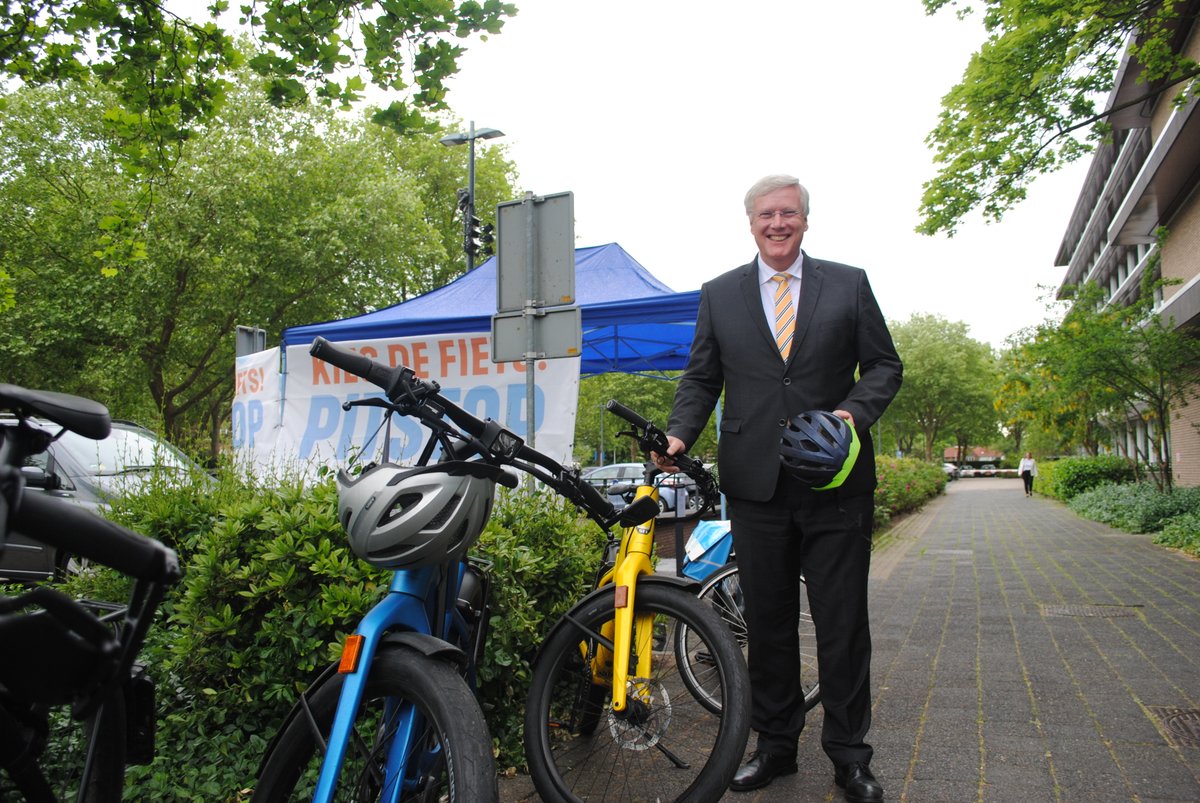 ZwolleMobiel's tweet image. Vandaag is het #FietsNaarJeWerkDag! Ondanks de slechte weersvoorspelling pakten veel werknemers van @ProvOverijssel de fiets naar het provinciehuis. Ook  commissaris van de Koning @AndriesHeidema kwam door de pitstop en probeerde een speed pedelec. #Slim #Duurzaam #Veilig