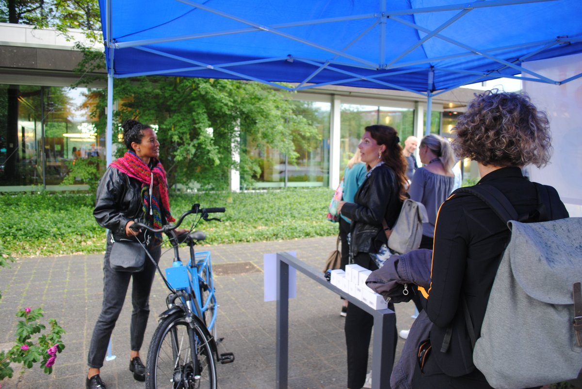 ZwolleMobiel's tweet image. Vandaag is het #FietsNaarJeWerkDag! Ondanks de slechte weersvoorspelling pakten veel werknemers van @ProvOverijssel de fiets naar het provinciehuis. Ook  commissaris van de Koning @AndriesHeidema kwam door de pitstop en probeerde een speed pedelec. #Slim #Duurzaam #Veilig