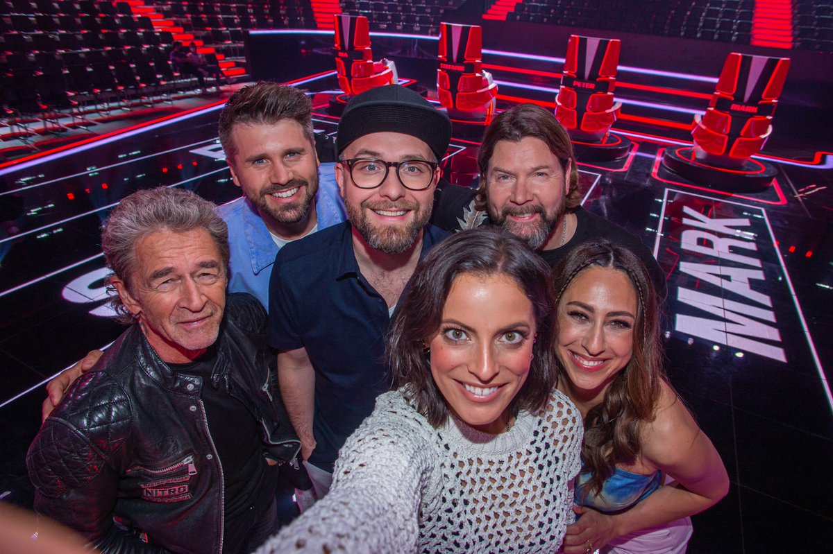SILBERMOND's tweet photo. Es geht wieder los! 😎
Freu mich wie bolle, mit meinen großartigen Kollegen Peter Maffay, Rea Garvey und Mark Forster wieder auf dem roten Stuhl zu sitzen!!
Auf eine tolle 12. Staffel @TheVoiceGermany . 🤗
📸 SAT.1/ProSieben André Kowalski
#TeamSteff #silbermond #TVOG https://t.co/BdLLpyZSFp