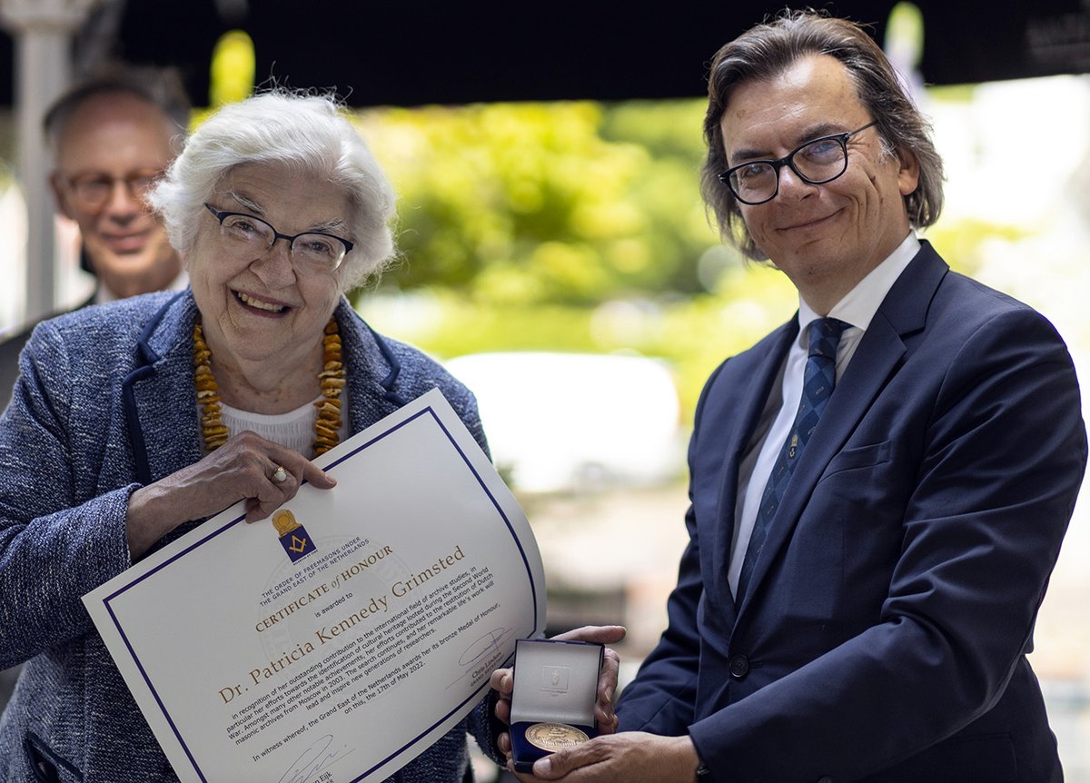 Bijzondere week! Amerikaanse toponderzoeker dr. Patricia Kennedy Grimsted als eregast bij onze expertmeeting @ Vrijmetselarij Museum #DenHaag. Zij kreeg een bijzondere onderscheiding, de erepenning van @VrijmetselOrde:   linkedin.com/posts/activity… #LootedHeritage #Erfgoedroof #WW2