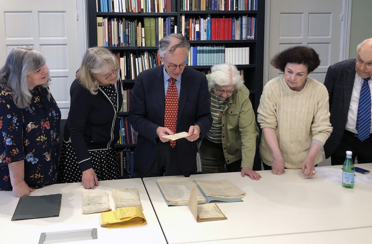 KWHnieuws's tweet photo. Bijzondere week! Amerikaanse toponderzoeker dr. Patricia Kennedy Grimsted als eregast bij onze expertmeeting @ Vrijmetselarij Museum #DenHaag. Zij kreeg een bijzondere onderscheiding, de erepenning van @VrijmetselOrde:   https://t.co/wgK2DPokSs #LootedHeritage #Erfgoedroof #WW2 https://t.co/9Ee27SEtQ9