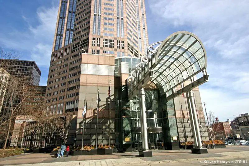harbourbuilds's tweet photo. 311 South Wacker Dr. is known as the “Queen” of the skyline. The building has an extensive lobby with 2 story high ceilings. A portion of the lobby has steel structures influenced by the "L". Palm trees and fountains also shape the lobby. #Harbour #ChicagoConstruction #311SWacker https://t.co/cKK8OthKQ5
